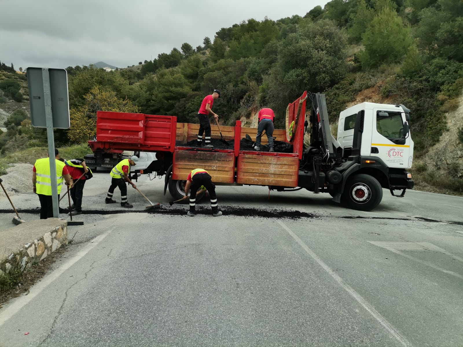 camión pluma para construcción en Almuñécar