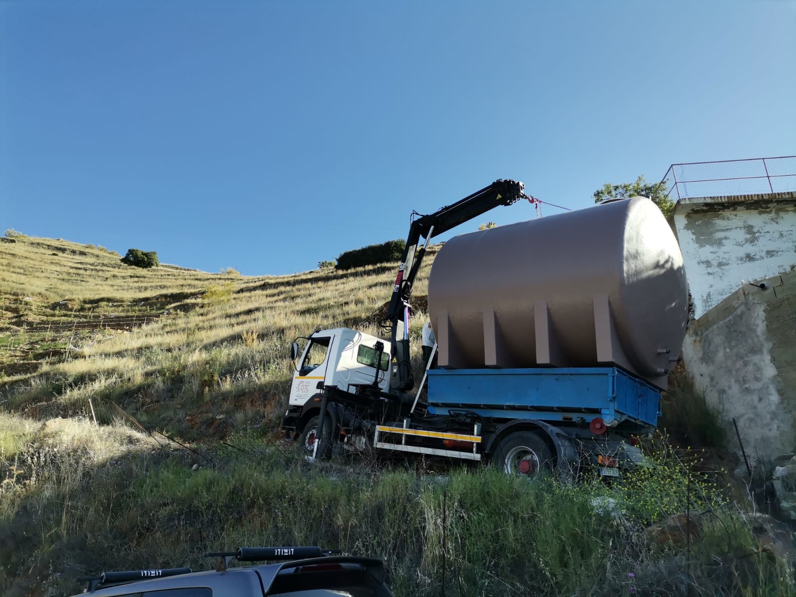 camión pluma para transporte de depósitos en Almuñécar
